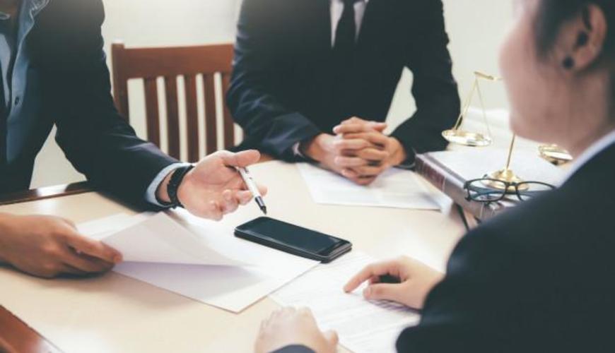 Advogado e advogado tendo reuniao de equipe no escritorio de advocacia 1421 2501